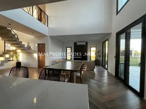 Casa 5 ambientes con 4 baños