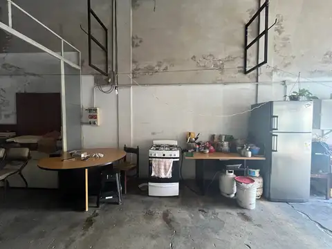 Galpón con Vivienda 4 Ambientes y  Cochera p/2 autos