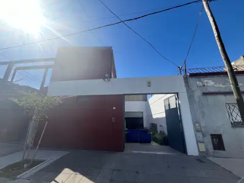 Galpón con Vivienda 4 Ambientes y  Cochera p/2 autos