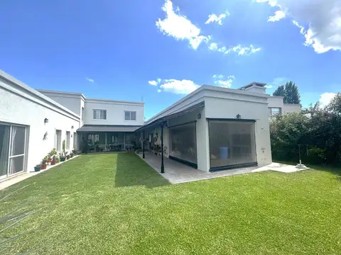 Casa en Venta con 2 cocheras