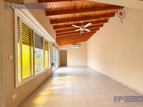 Casa 4 ambientes con 2 baños