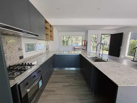 CASA EN VENTA 4 AMB. A ESTRENAR CON PILETA PACHECO