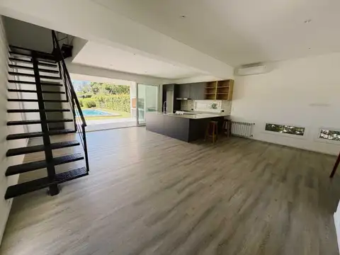 Casa 4 ambientes con 2 baños