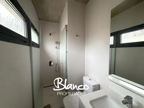 Casa en Alquiler con 2 cocheras