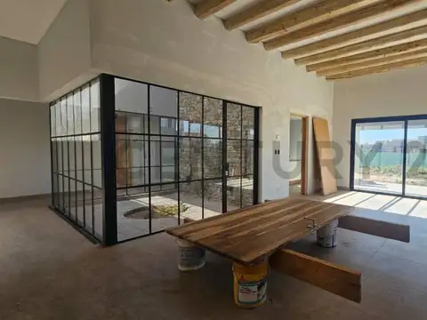 Casa en Venta con 4 cocheras