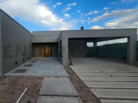 MODERNA CASA EN VENTA en RINCON VIAMONTE