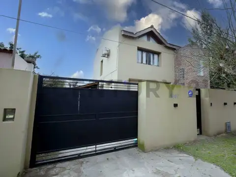 Casa en venta en City Bell de tres dormitorios
