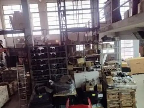 LA BOCA DEPOSITO Av Almirante Brown 776 entrada para camiones, grúa, montacargas + Local y oficina