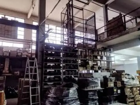 LA BOCA DEPOSITO Av Almirante Brown 776 entrada para camiones, grúa, montacargas + Local y oficina