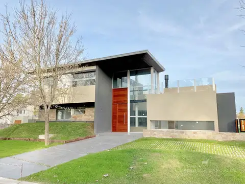 Casa en Venta con 2 cocheras