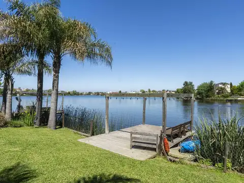 Casa en venta a la laguna grande Barrio San Isidro Labrador. Zona amarras. Apto crédito. Microcine.