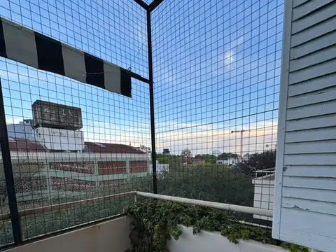 2 Ambientes al frente muy luminoso