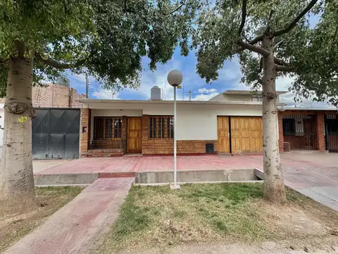 Casa en venta en El Plumerillo, Las Heras, 3 dormitorios, piscina y apta crédito