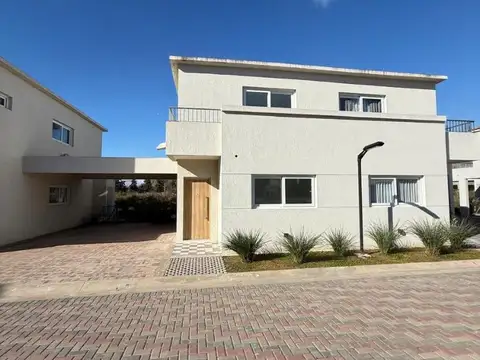 Casa Duplex 4 Amb con Cochera, Galeria y Jardin Chic Village