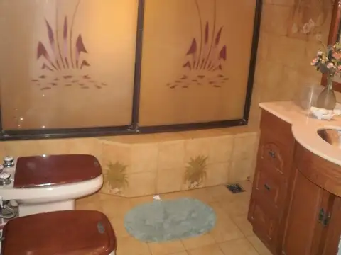 Casa 4 ambientes con 2 baños