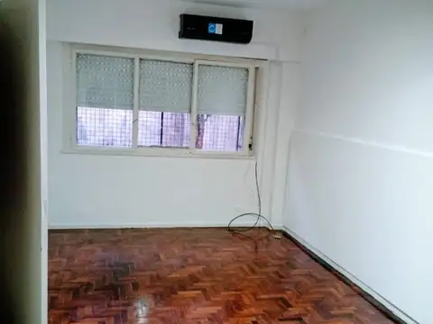 Sarandi 1467 , Piso 1