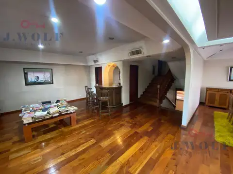 Importante Propiedad de 10 ambientes en doble lote