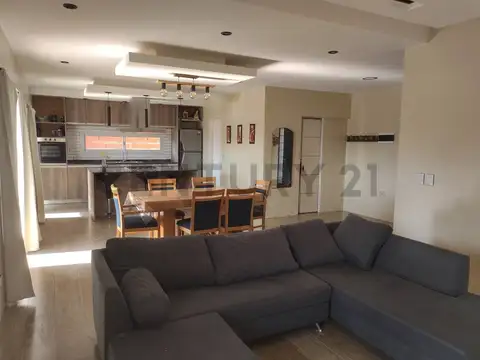 OPORTUNIDAD ÚNICA - CASA MODERNA CON PILETA - USD 90.000