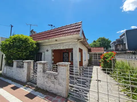 Hermosa casa 3 amb con entrada de autos, garage y parque. Ubicada en Juana azurduy 3115, Escalada