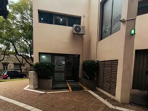 Oficina 7 ambientes con 2 baños