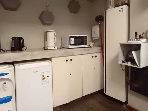 Oficina 8 ambientes con 1 baño