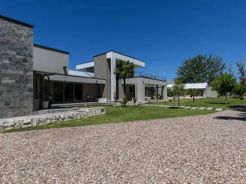 Casa 8 ambientes con 5 baños