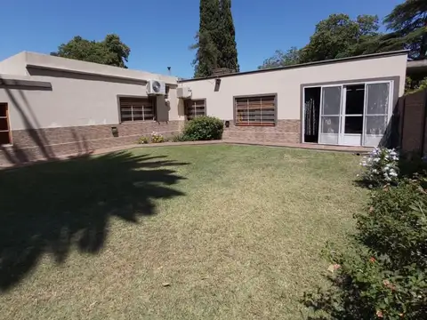 Casa 5 ambientes con amplio lote