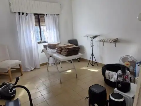 CASA CON 2 DORMITORIOS, APTA USO COMERCIAL - VENTA