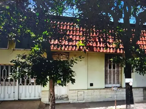 CASA,  3 DORMITORIOS EN BARRIO VELEZ SARSFIELD.