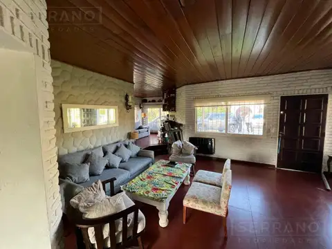 Casa 4 ambientes con 2 baños
