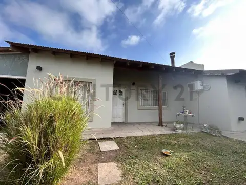 CASA 2 DORMITORIOS EN ALQUILER  EN SICARDI CON PILETA