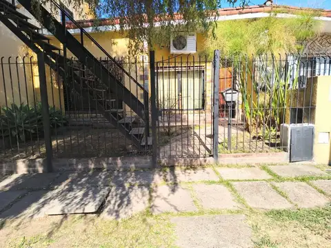 VENTA CASA MULTIFAMILIAR COCHERA. DUEÑO FINANCIA