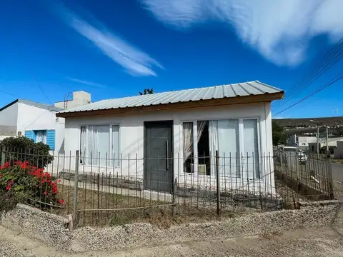 Rada Tilly – Terreno en esquina con dos viviendas 