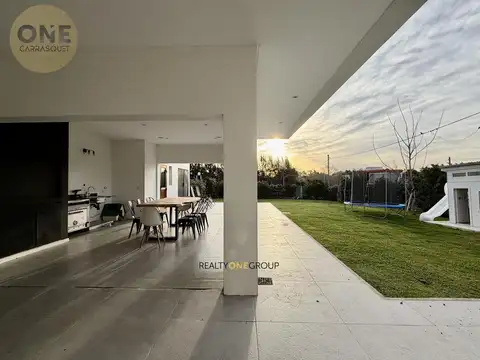 Casa en Venta con 2 cocheras