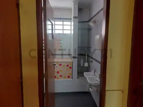 Casa 5 ambientes con 1 baño
