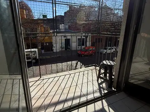 Dpto 2 amb, al frente con balcon, regia luz y sol, excelente ubicacion mts Av San Martin