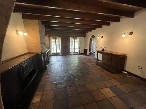Casa en Alquiler con 4 cocheras