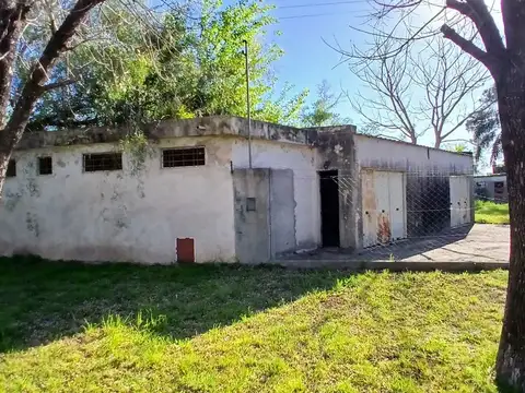 Galpón con dormitorio y fosa.