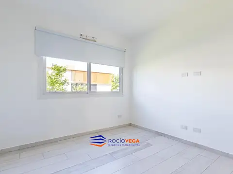 Casa en Alquiler con 2 cocheras