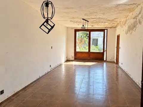Casa 6 ambientes con 2 baños