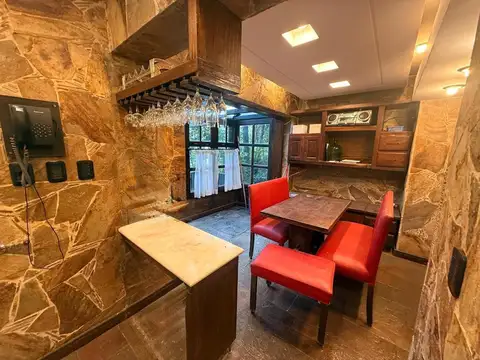 Casa en Alquiler con 9 cocheras