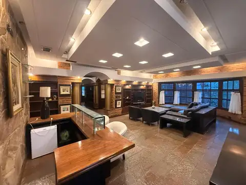 Gran casa de 6 ambientes y 5 Cocheras.