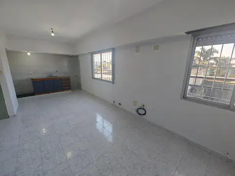 Depatamento en 1° piso al frente con 2 dormitorios