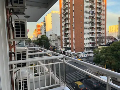 Muy buen 2amb y medio,balcon  luminoso con cochera,sobre Av.San Juan, edificio con piscina y solarium