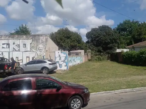 ESQUINA CON EXCELENTE UBICACION