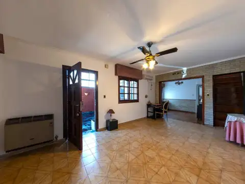 Venta ph 5 amb al frente con patio y cochera
