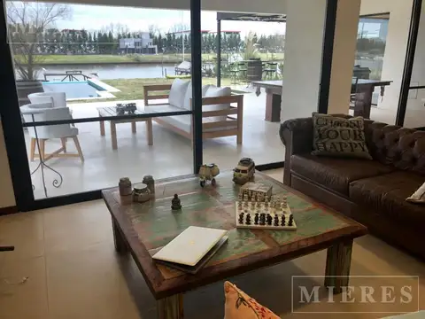 Casa en Venta con 2 cocheras