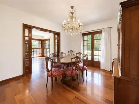Casa en Alquiler con 6 cocheras