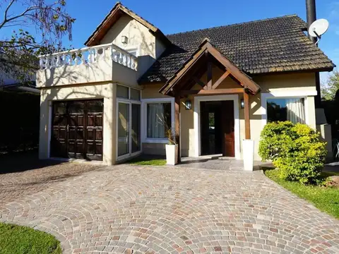 Casa en venta 4 ambientes Banco Provincia lote central