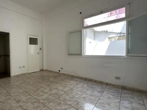 Oportunidad en Flores: 39m² totales con patio. Pasillo antiguo, depto para ponerle onda